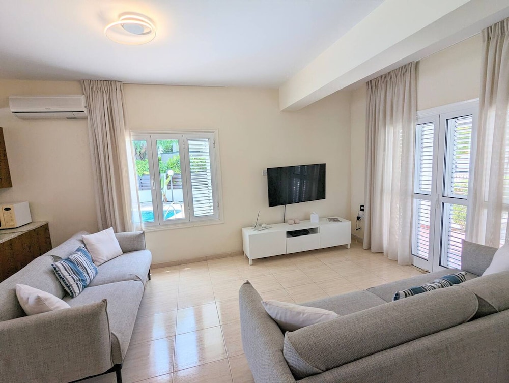 Blue Estia Villa - Pool Wifi Summer Breeze