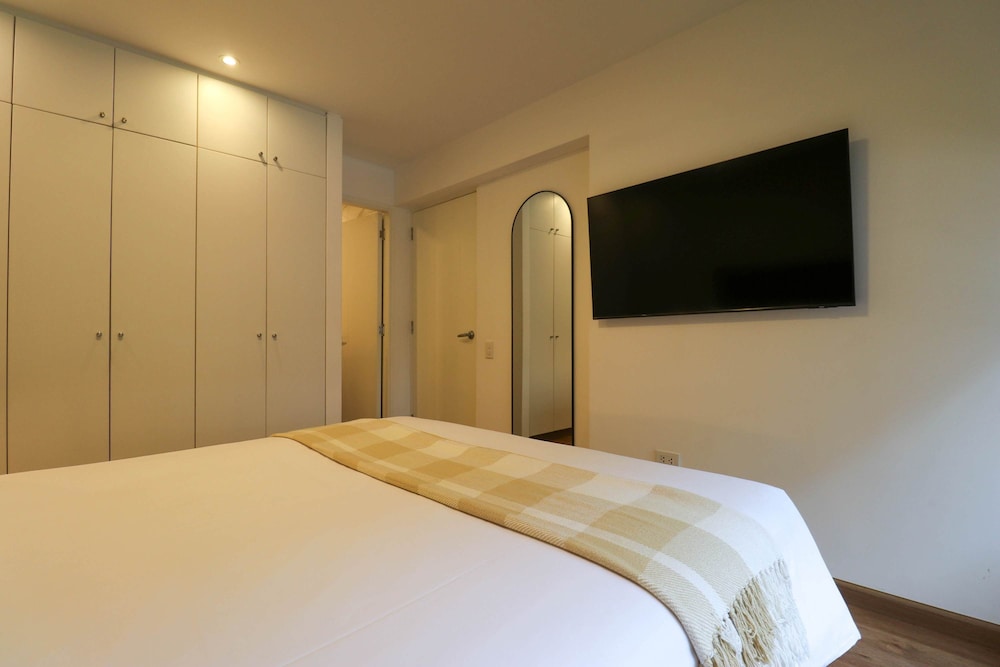 w Monochromatic 2BR w Terrace in Miraflores