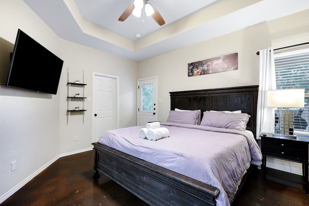 Modern Pet-friendly Duplex Near River Walk 3 Bedroom Duplex