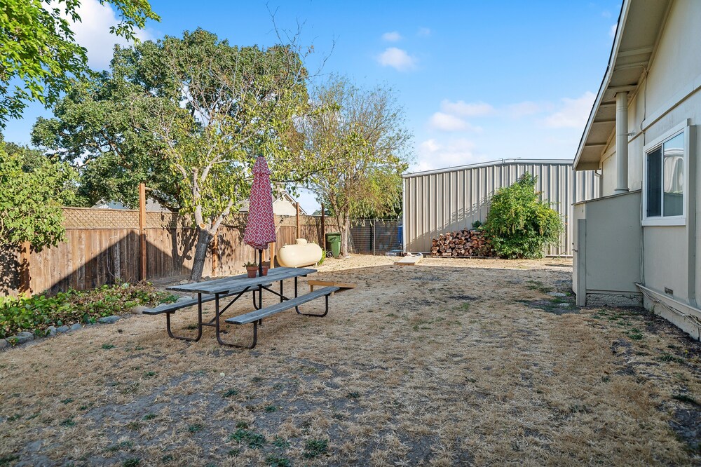 Charming Wine Country Farmhouse W/ Scenic Views 4 Bedroom Home by RedAwning - Property Image 1