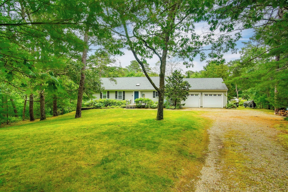 Furnished Deck: Retreat on Mashpee River!