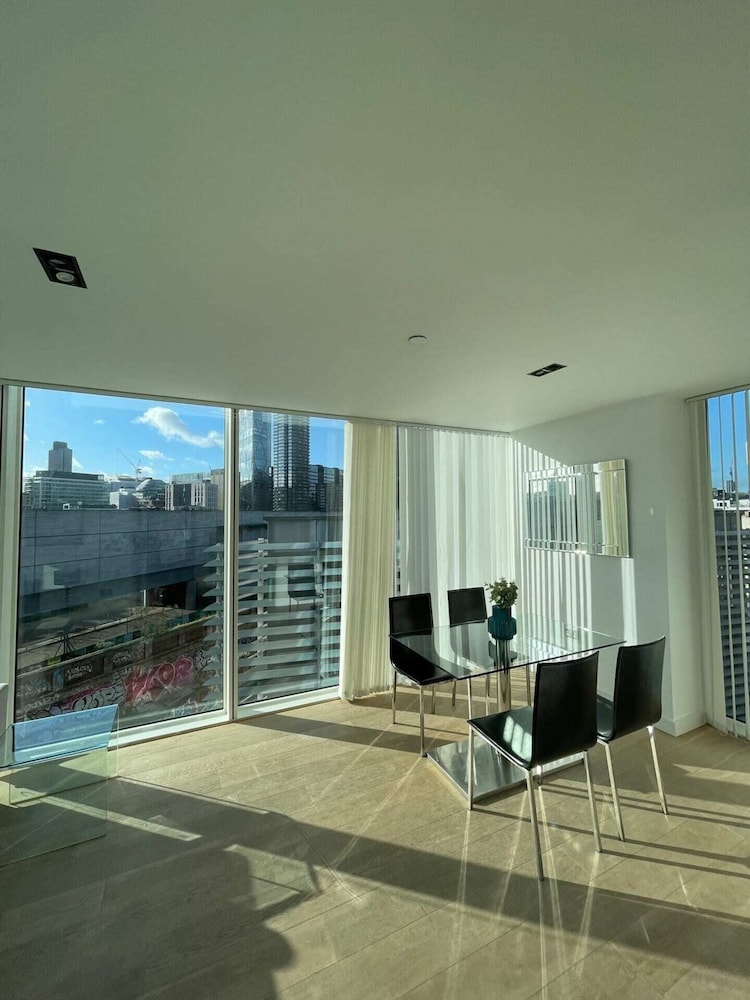 Exquisite 2BD Flat w/ Balcony, Shoreditch!