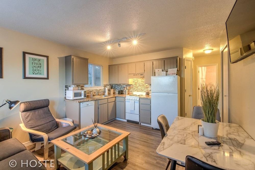 2BR Garden of the Gods Hike, Dine, Nightlife! view 2