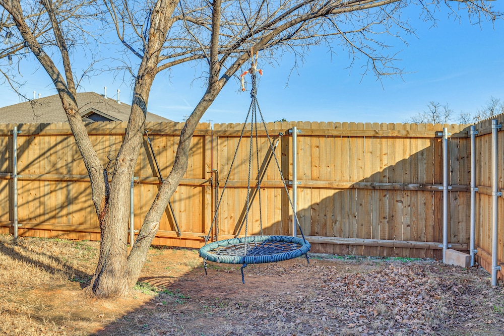 4 Mi to Dtwn Guthrie: Family Home w/ Fire Pit!