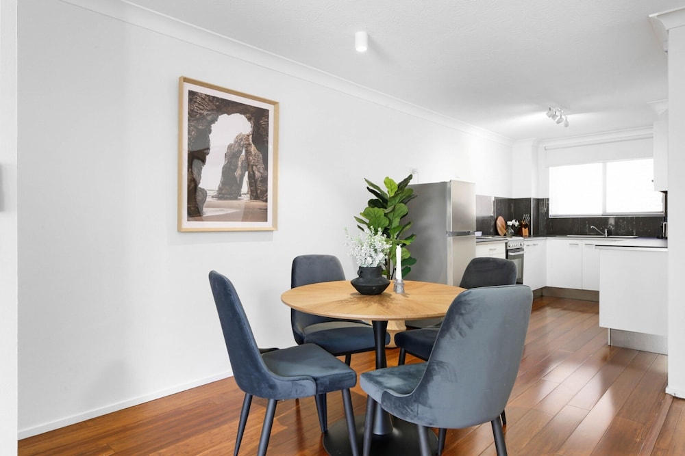 Coastal 2-bed With Balcony, 200m From Beach