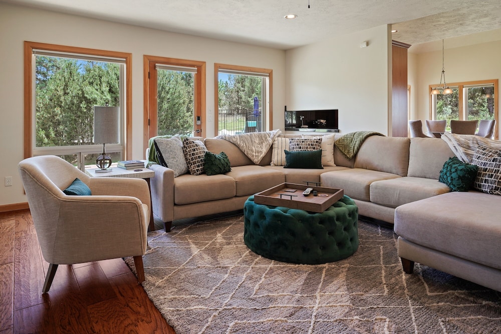 Family-Friendly Dara Oaks Home with Private Hot Tub and BBQ on the Deck by RedAwning