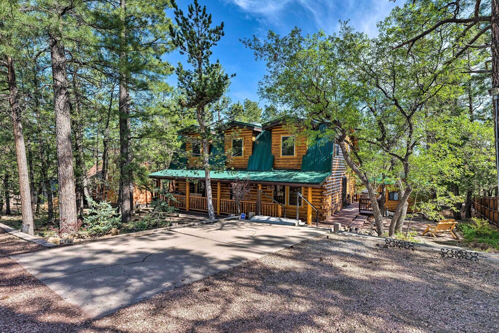 Hot Tub + Decks: Sherwood Forest Cabin
