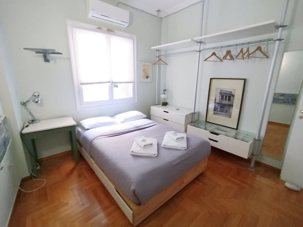 Spacious Apartment Near Parthenon for 6 Persons