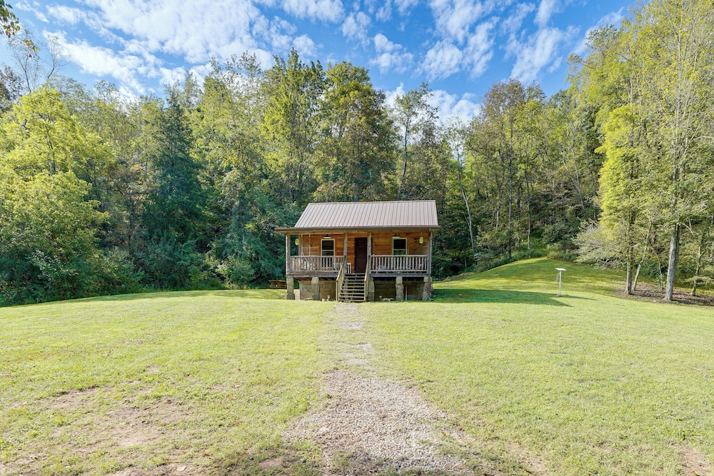 Rustic, Woodsy Cabin in Palestine w/ Pool Table!