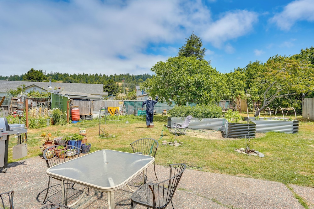 11 Mi to Arcata Bay: Home w/ Garden in Blue Lake!