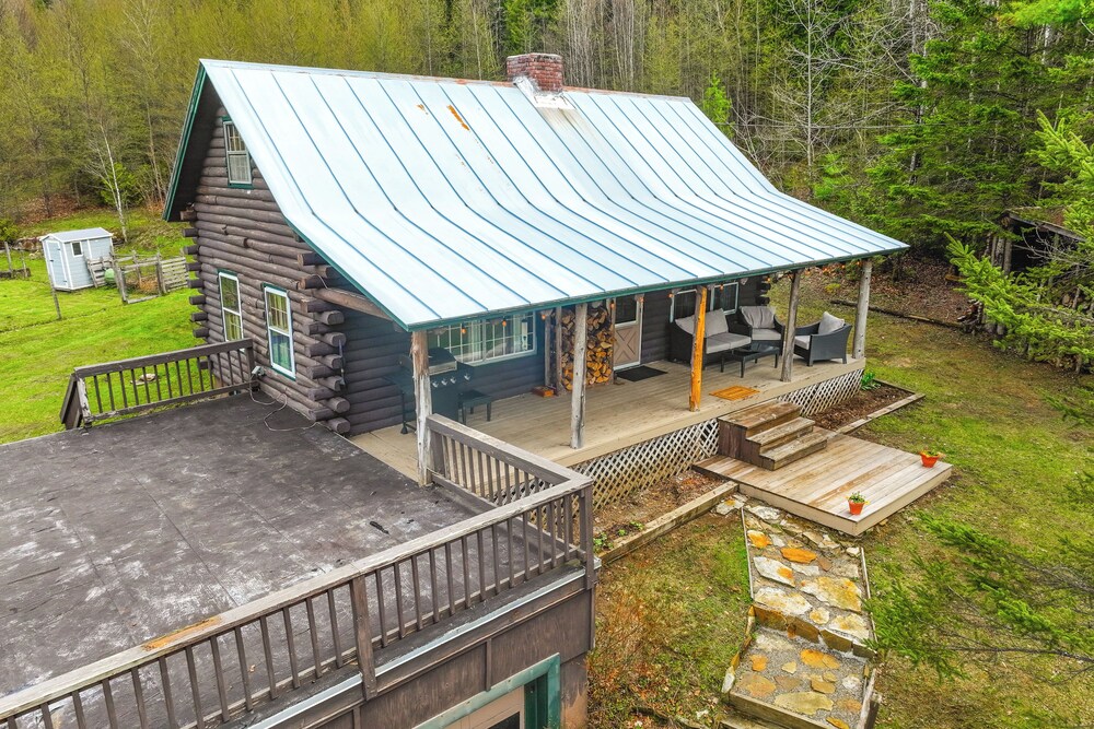 2 Mi to Lake Willoughby: Peaceful Log Cabin!