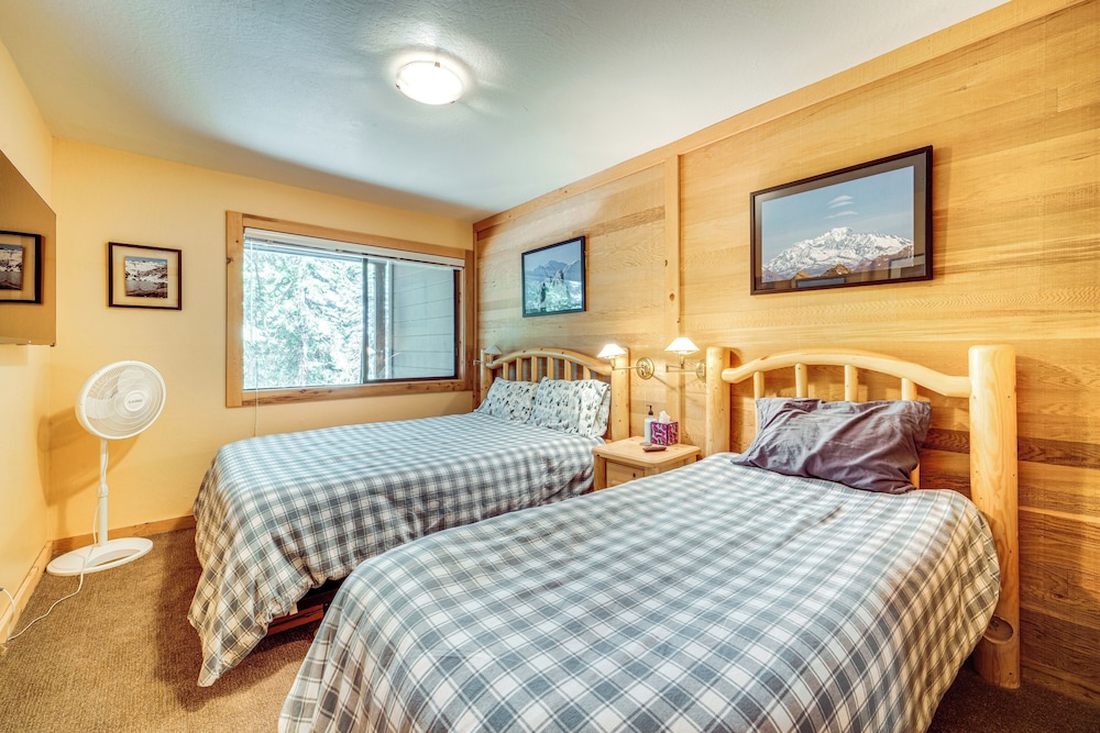 8 Mi to North Tahoe Beach: Truckee Resort Condo