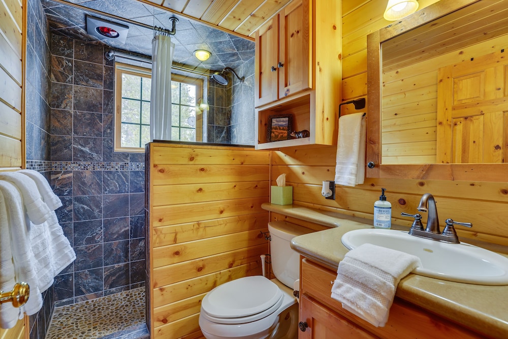 4 Mi to Rocky Mtn Nat'l Park: Cabin Near Town!
