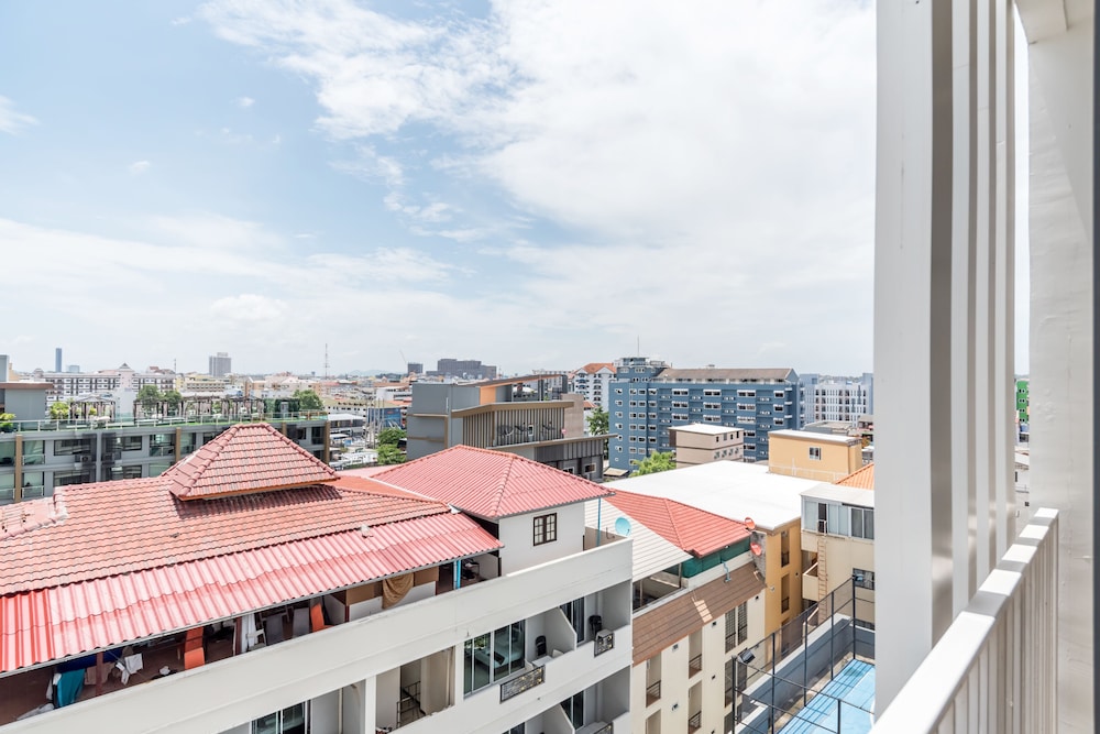 The Base Central Pattaya by Favstay