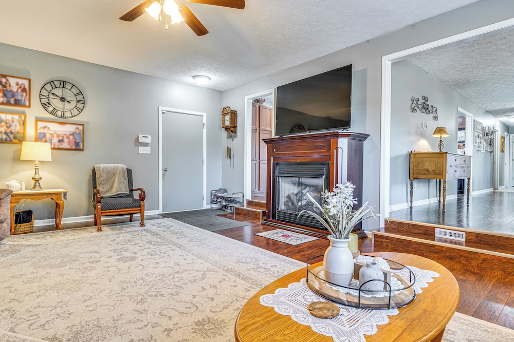 12 Mi to Indianapolis Motor Speedway: Home w/ Deck