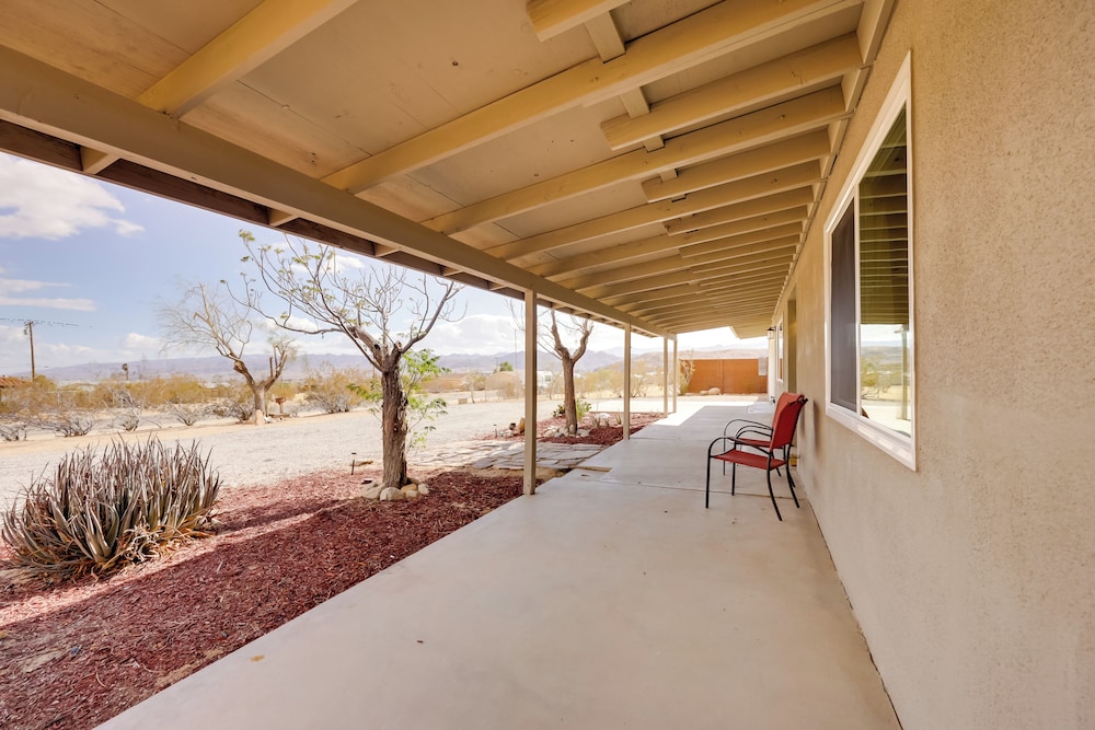 Mtn-view Home ~ 8 Mi to Joshua Tree Natl Park!