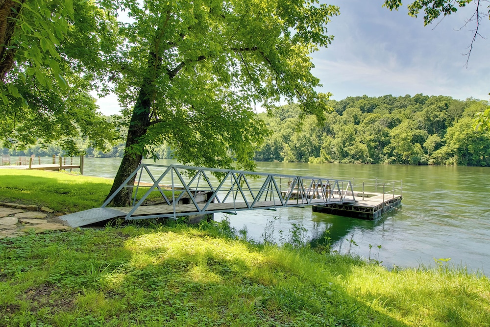 Dock Access: Romantic River Retreat in Gassville
