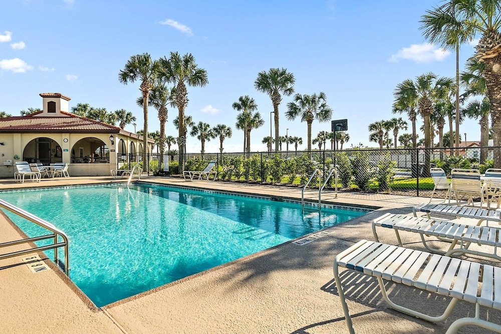 Oceanview Top-floor Penthouse in Surf Club Beach Pool Access
