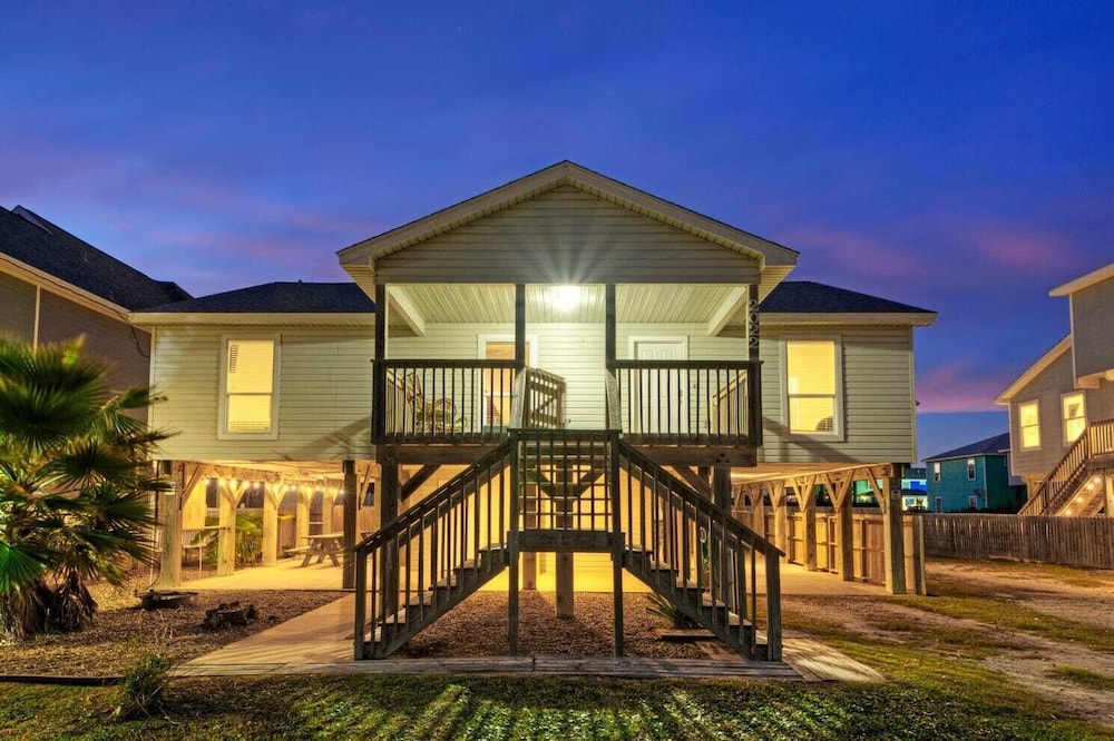 Sleeps 20! 2 Homes Near the Beach, Private Pools, Gameroom, Large Family Retreat