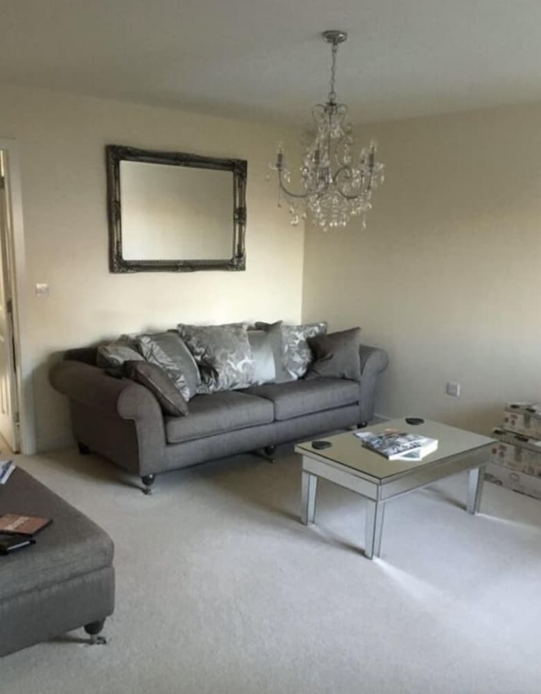 Immaculate 2-bed Apartment in Bury view 5