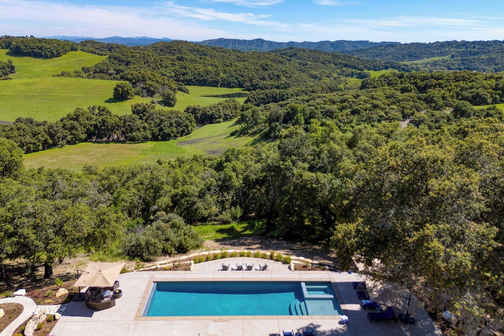 Rancho Robles by Avantstay Vineyard Villa w/ Views, Pool & Privacy