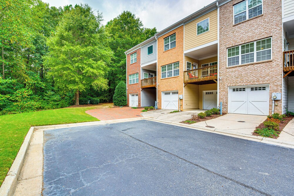 3 Mi to Avalon: Townhome w/ Balcony in Alpharetta! view 5