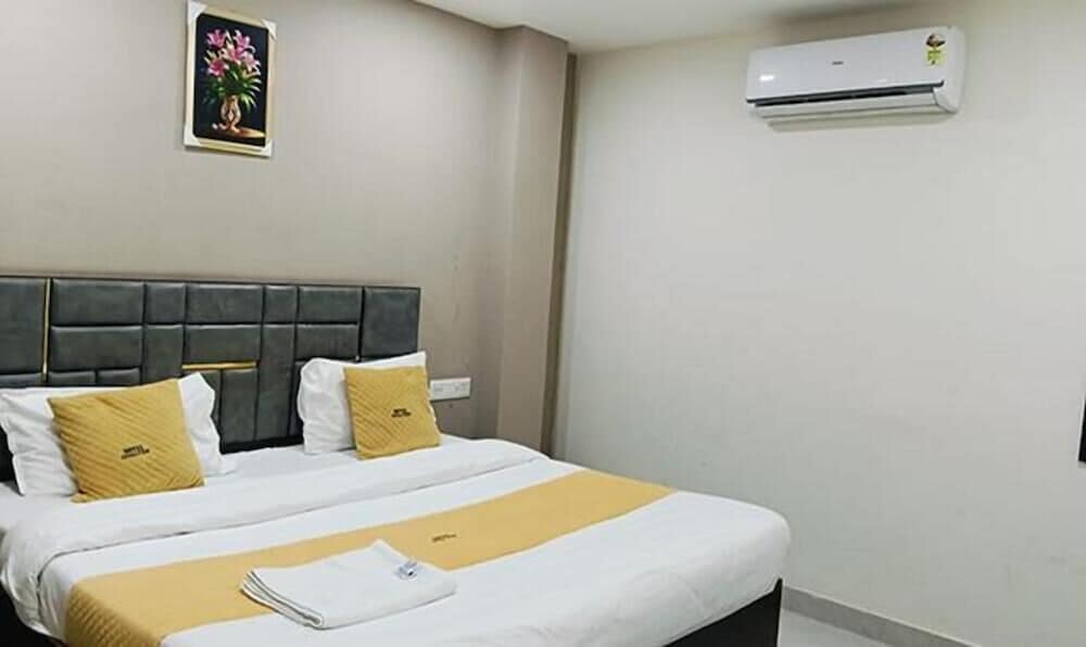 Fabhotel Red Pepper