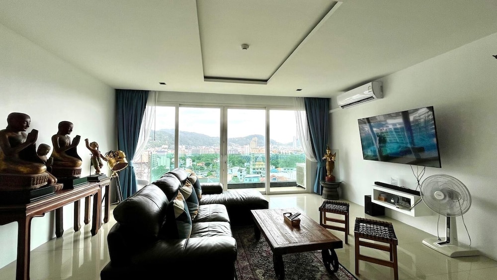 Emerald 702 - Triplex Penthouse With Stunning View