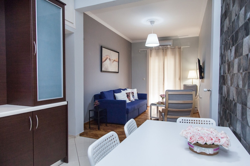 Beautiful new decorated apt in Athens