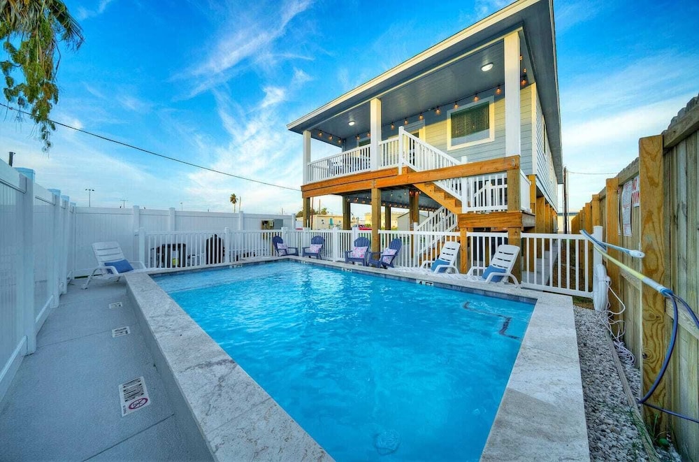 Sleeps 16 2 Homes, Priv Pool, Ping-pong 1block to Alister St. Shops & Dining