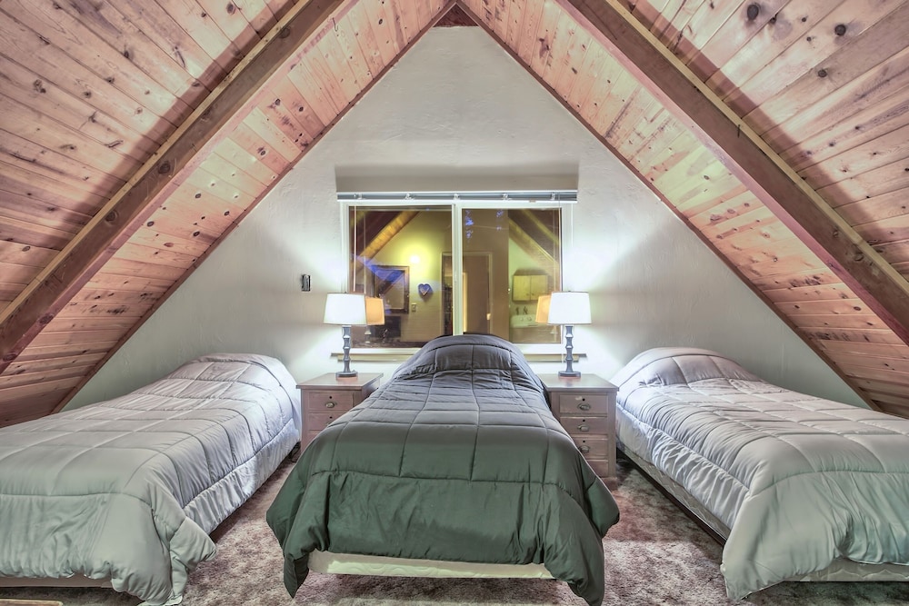 Cholula 811c 4 Bedroom Cabin by RedAwning view 5