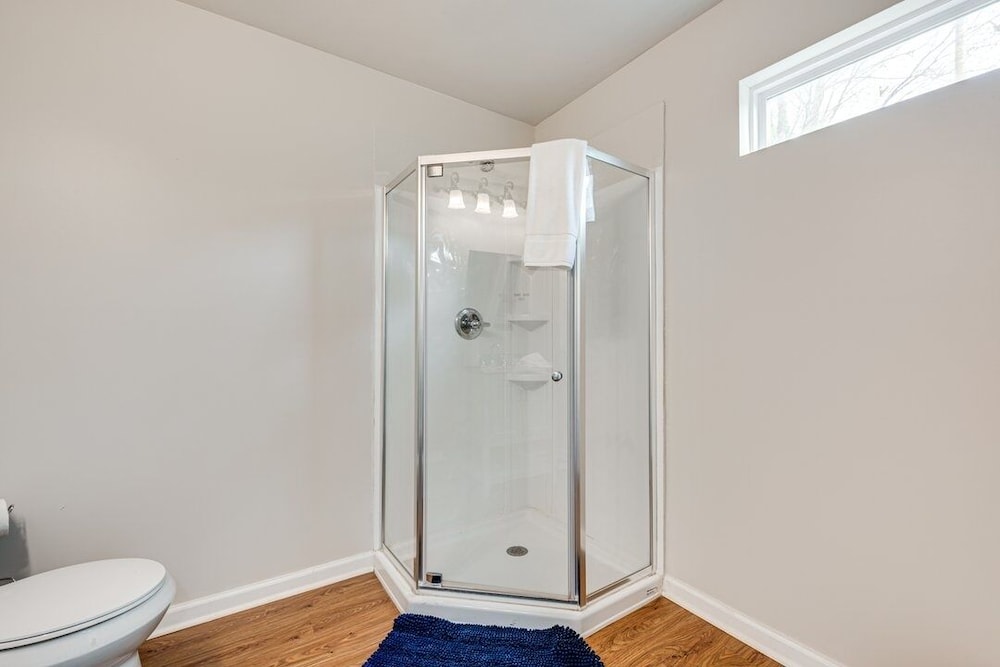 Spacious Family Retreat Near Airport 5 Bedroom Home