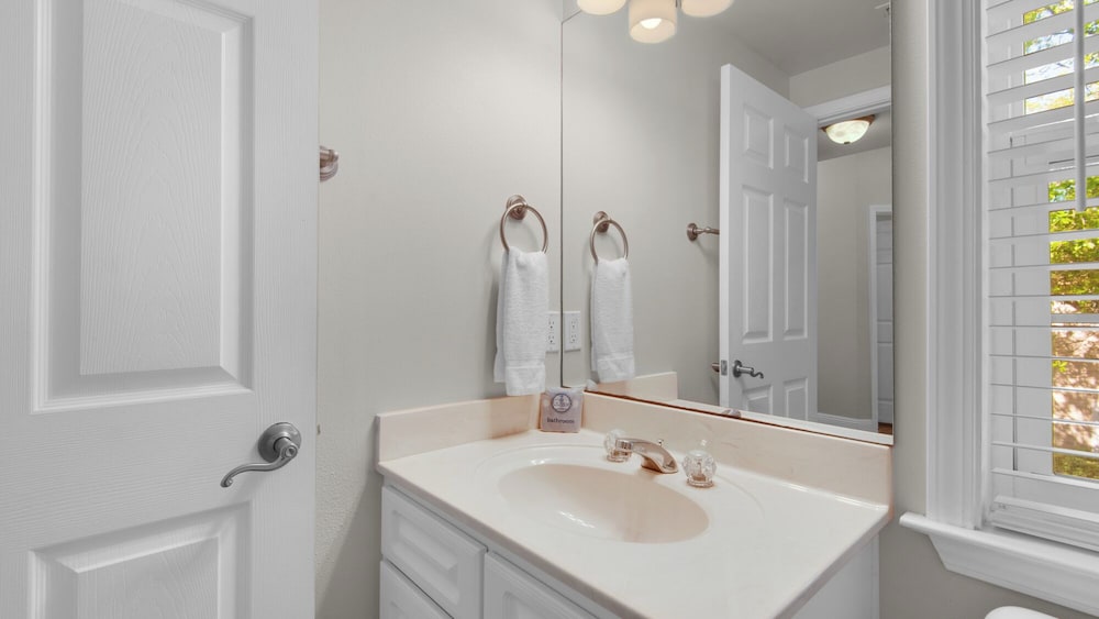 3br/2ba, Sleeps 6, BBQ Grill, Pool, Beach Access + Free Attraction Tickets!