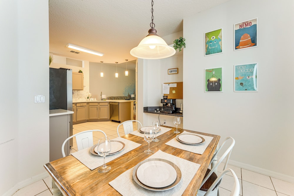 Walk to Tower Lake: Family Home in Gated Community