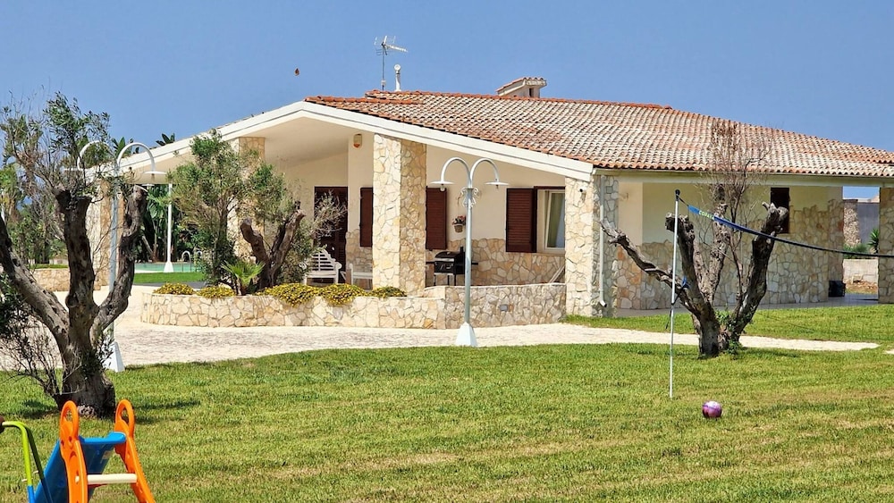 Villa With Swimming Pool Sleeps 8 Three Bedrooms