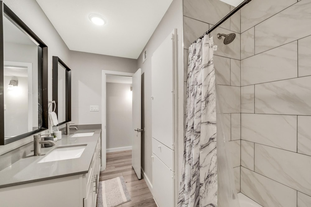 Modern 2BR Near UT Hyde Park Evonify - Property Image 39
