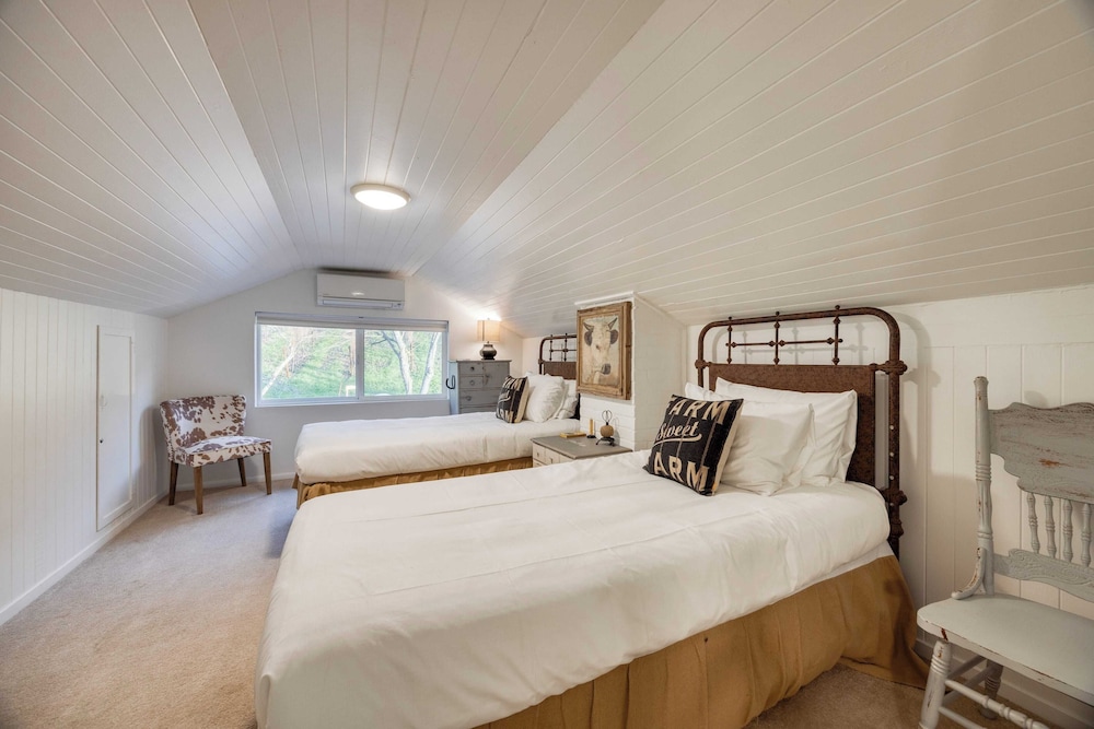 Luxury Wine Country Haven + Vineyard Views Near Top Wineries Adelaida Farmhouse