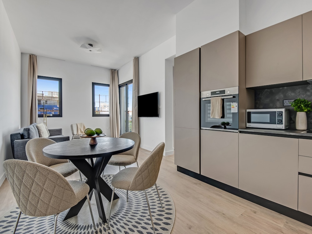 Sanders Crystal 2 - Petite 2-bdr Apt With Shared Rooftop view 5