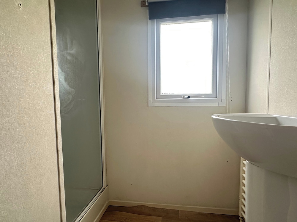 Harwich - Caravan - Sleeps 10 - Garden - Pool