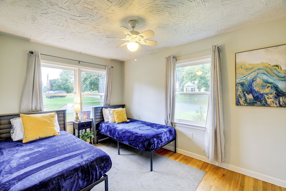 Cozy Home w/ Spacious Yard: 2 Mi to Dtwn Bristol