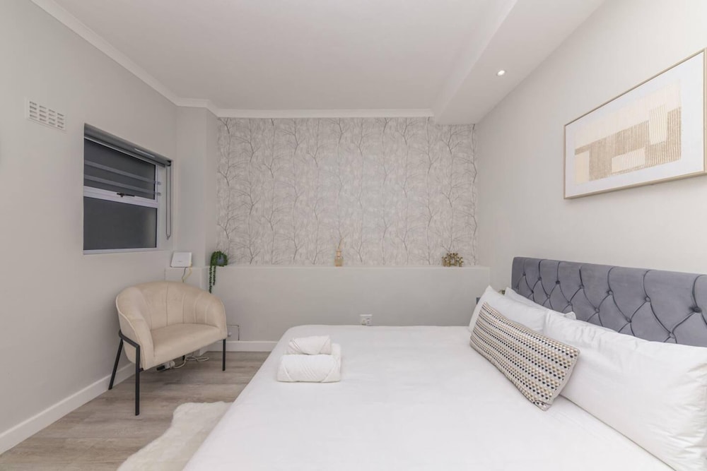 Stylish and Central 1 BD in Sea Point view 3