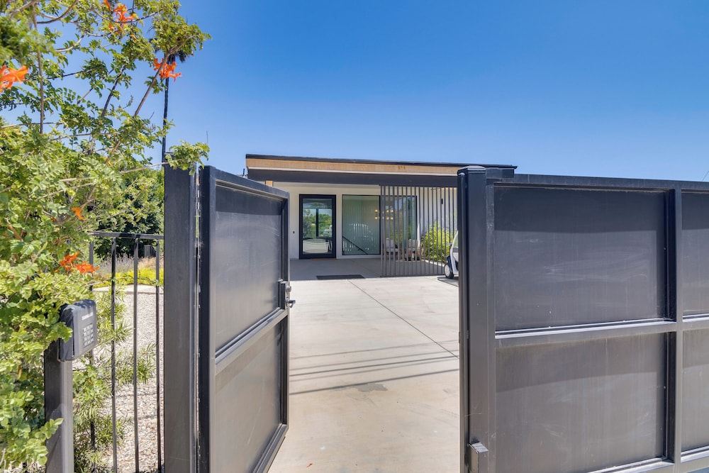 1 Mi to Point Dume: Mtn-view Escape w/ Patio!