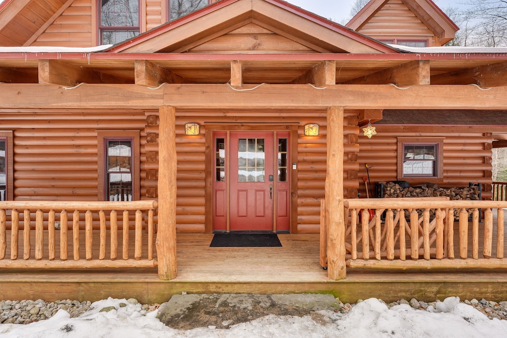 Hot Tub & Dock: Waterfront Cabin in Old Forge! view 4