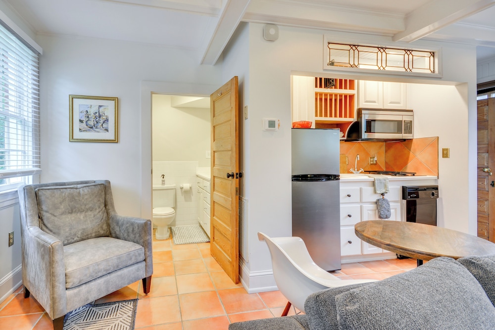 Walk to Main St: Historic High Point Carriage Home