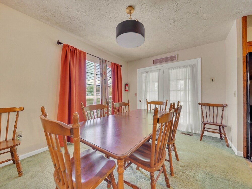 Smoky Mtn Retro 4 Bedroom Home
