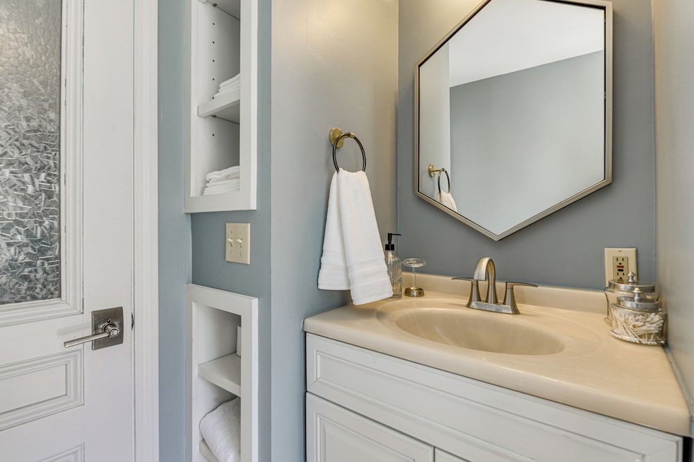 Waterfront Getaway: Lake Champlain Family Retreat!