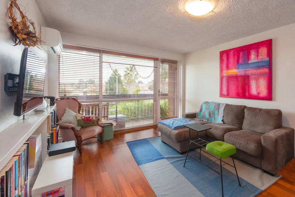 Well-appointed Sunny 2 Bedroom Apartment in Northcote With Parking