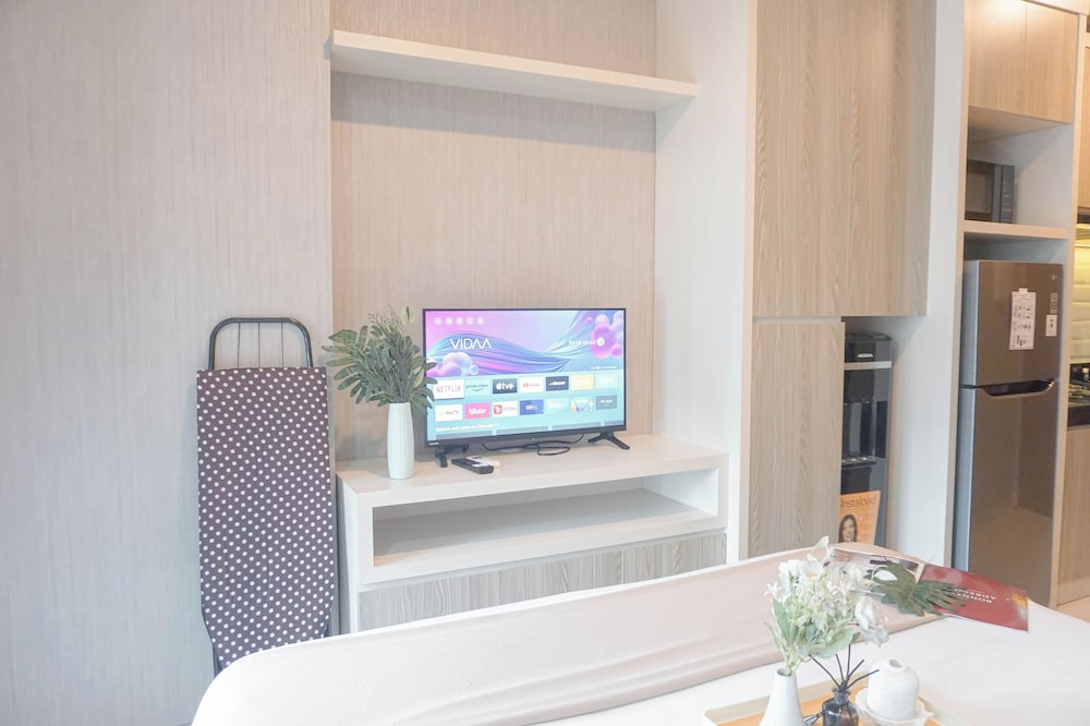Cozy and Minimalist Studio Room at Ciputra World 2 Apartment