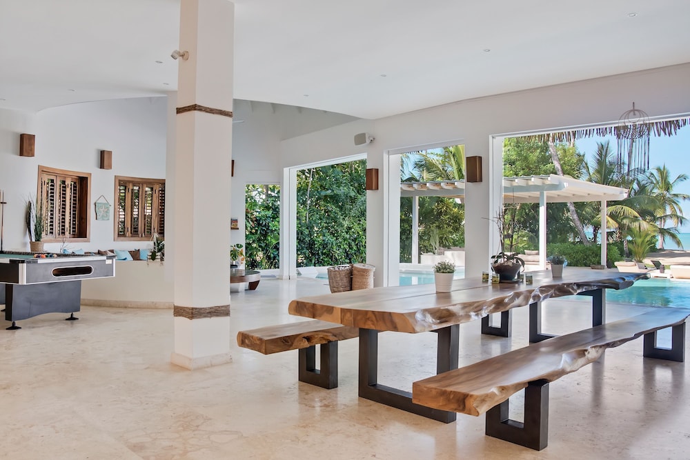 Beachfront Oasis Pool Chef Hskp Sleeps 22 view 5