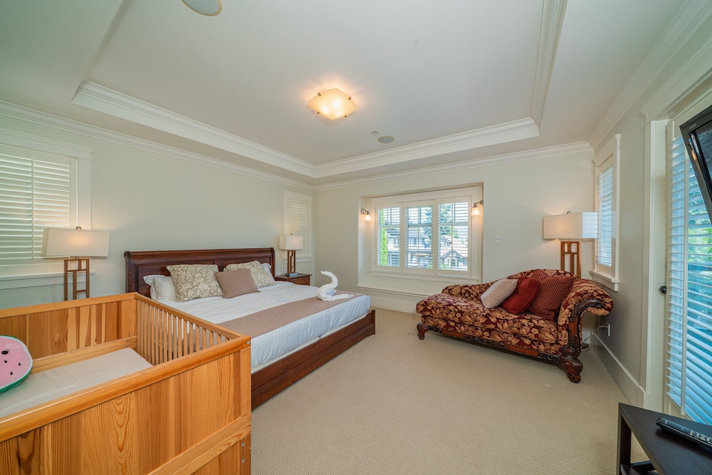Elegant & Cozy Escape West Vancouver